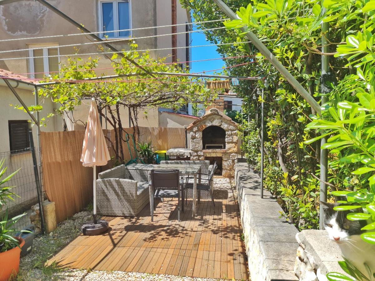 Holiday Place Veli Dvor - Vacation House With Private Garden In Old Town Punat Exterior photo